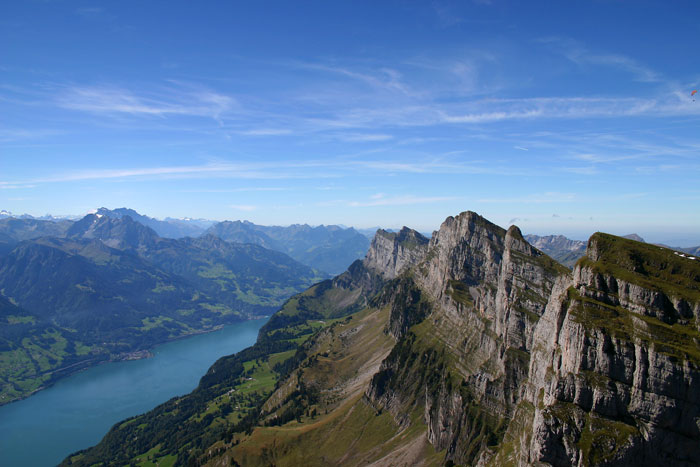 Berge mit blauen Himmel mit Wolken