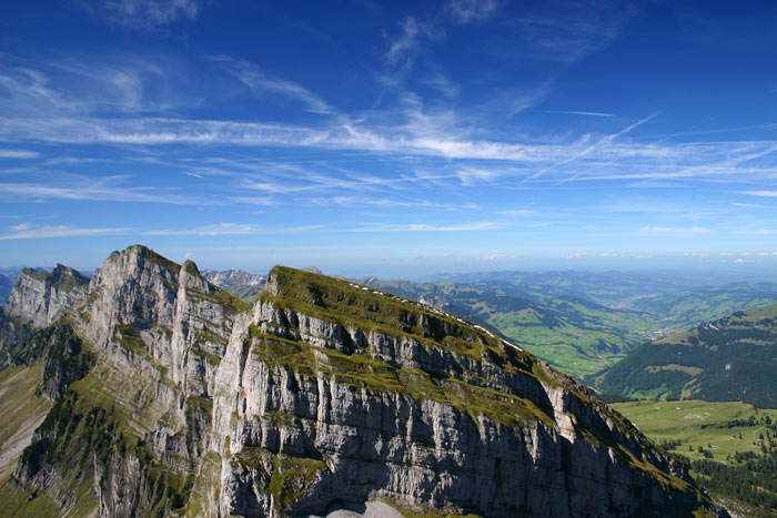 Berge mit blauen Himmel mit Wolken