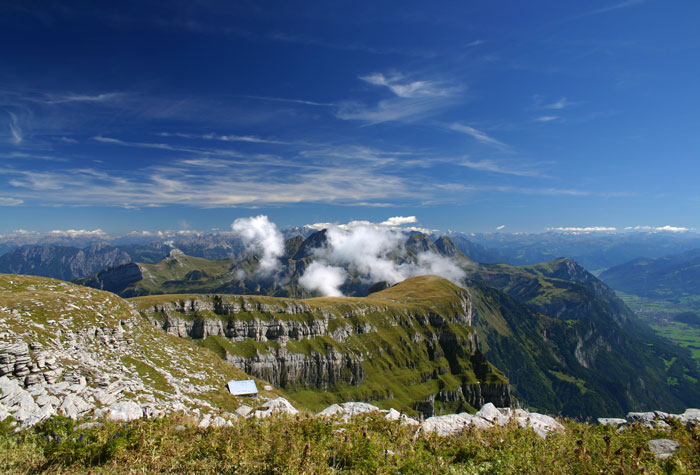 Berge mit blauen Himmel mit Wolken