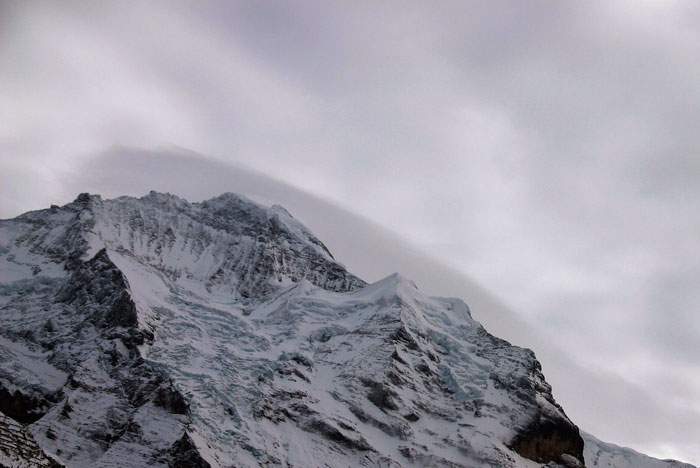 Bergmassiv mit grauem Himmel