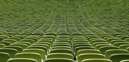 Grüne Stühle in einem Stadion
